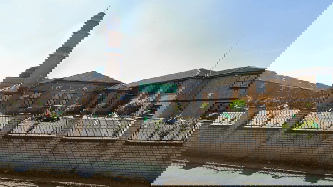 Police Respond to Complaint After Woman Detained Outside Blackburn Mosque - Jamia Ghosia Mosque